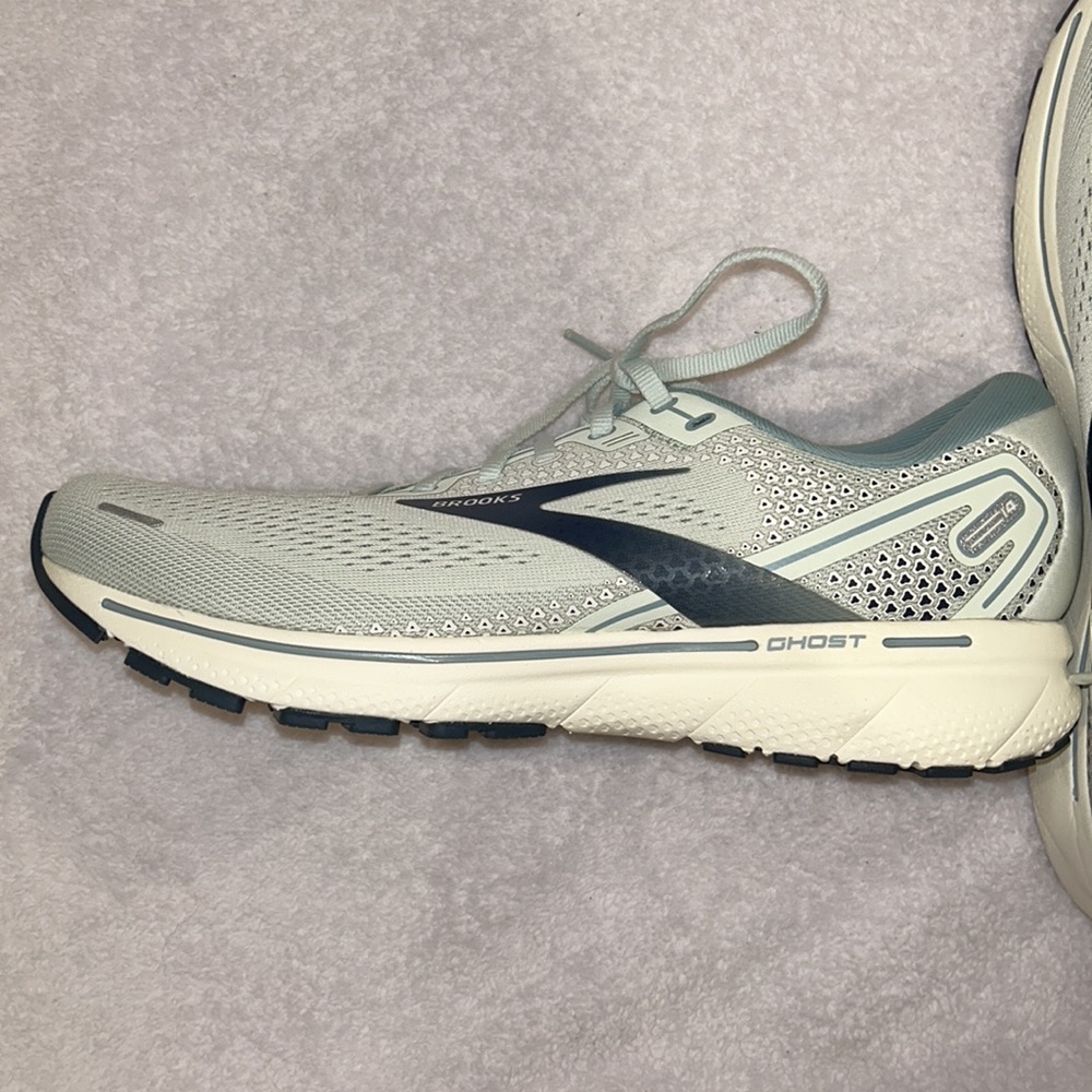 NWOT Brooks Sneakers - Picture 2 of 7